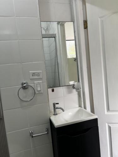 Ένα μπάνιο στο Habitación amplia con baño privado en Apartamento familiar