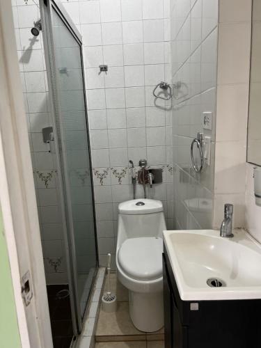 Ένα μπάνιο στο Habitación amplia con baño privado en Apartamento familiar