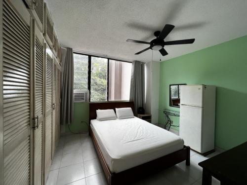 a bedroom with a bed and a ceiling fan at Habitación amplia con baño privado en Apartamento familiar in Panama City