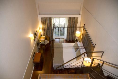 - une vue sur un escalier dans une maison dans l'établissement Hotel Nuevo Portil Golf, à El Rompido