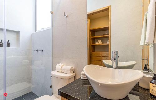 uma casa de banho com um lavatório, um WC e um chuveiro em Goldsmith by Kukun em Cidade do México