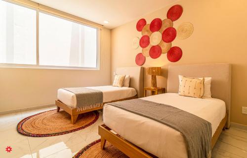 墨西哥城的住宿－Goldsmith by Kukun，一间卧室设有两张床和窗户。