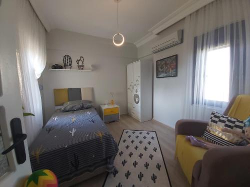 a small bedroom with a bed and a couch at Havuzlu Bahçeli Müstakil Villa in Side