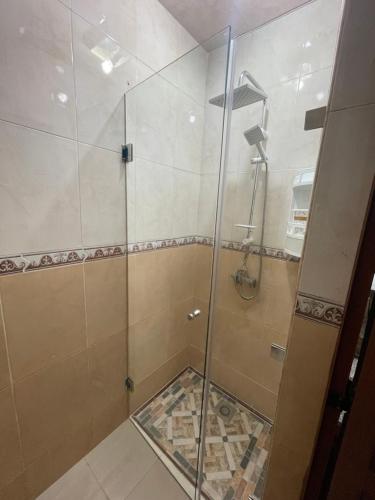 索維拉的住宿－dar leena，浴室里设有玻璃门淋浴
