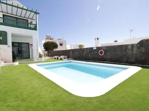Bazén v ubytovaní Puerto Del Carmen - Apartment 5 - Las Palmeras 3 alebo v jeho blízkosti