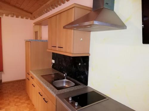 Kuchyň nebo kuchyňský kout v ubytování Zimmer und Appartement Marktcafe Sankt Peter am Kammersberg 87