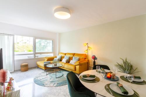 MARBELLA BANUS SUITES - Banús Playa Rocío - 2BR - 2BA - Direct Beach & Sea Access Complex - Outdoor Terrace - Pool - 3 Min Walk to Puerto Banús & Corte Ing Luxury Shopping - Ideal for Families
