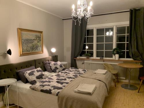 um quarto com uma cama e um lustre em Villa Linneryd 1 em Linneryd
