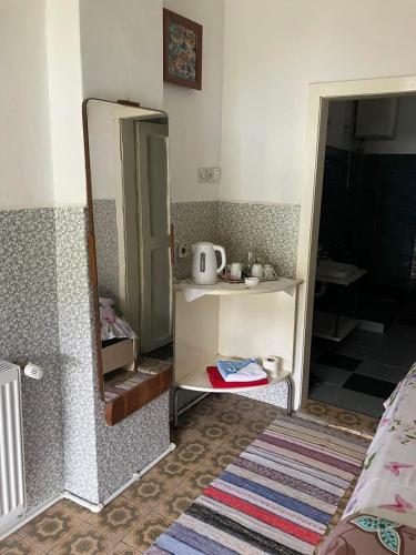 a small room with a mirror and a dresser at Somborski salas - strogi centar in Sombor