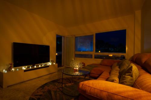 MARBELLA BANUS SUITES - Banús Playa Rocío - 2BR - 2BA - Direct Beach & Sea Access Complex - Outdoor Terrace - Pool - 3 Min Walk to Puerto Banús & Corte Ing Luxury Shopping - Ideal for Families