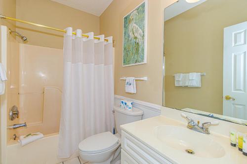 Ванная комната в Ground Floor Condo 2 bed 2 bath Riverwalk at Arrowhead Country Club Unit 104