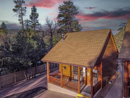 an overhead view of a house with a roof at Cabin#2 Elk Hallow - Pet Friendly - Sleeps 6 - Playground & Game Room in Payson