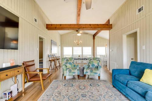 Un lugar para sentarse en Near Boat Ramp Home with Deck and Grill in Freeport