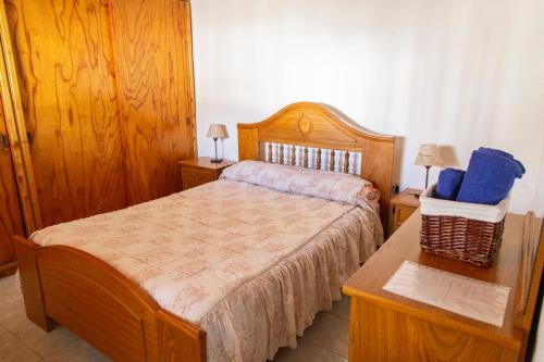 1 dormitorio con 1 cama y 1 mesa con silla en Casa San Rafael en San Rafael