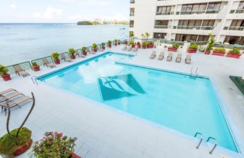 Piscina en o cerca de Alupang Beach Tower, UPGRADED units