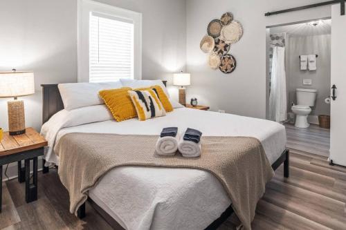 een slaapkamer met een groot bed met twee handdoeken erop bij BeeKeeper's Inn - Beautifully Renovated 1929 Bungalow with 2 Bedrooms on Brick Street near Tampa's Attractions in Tampa