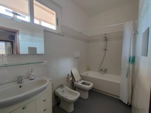 ein Badezimmer mit einem Waschbecken, einem WC und einer Badewanne in der Unterkunft La vie en rose flat in Sestri Levante