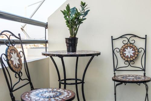 Enjoy Sunsets at Fully Equipped Seaside apt