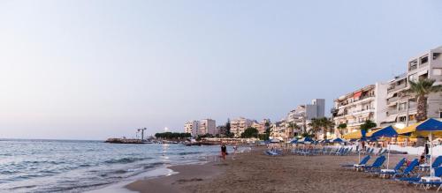 Enjoy Sunsets at Fully Equipped Seaside apt