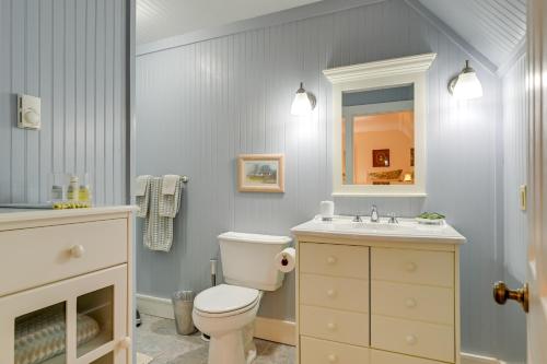 Ένα μπάνιο στο Smallwood Cute Highlands Home with Screened Porch!