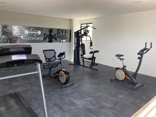 a gym with exercise bikes in a room at Apartamento Sofisticado em frente ao Shopping Caruaru in Caruaru