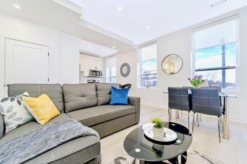 Modern 2BR Condo - Heart Of Downtown