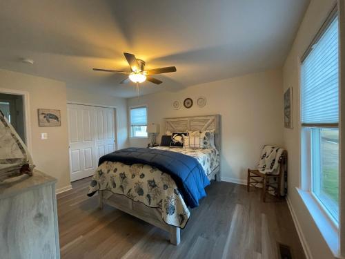 a bedroom with a bed and a ceiling fan at Our Happy Place in Colonial Beach in Colonial Beach