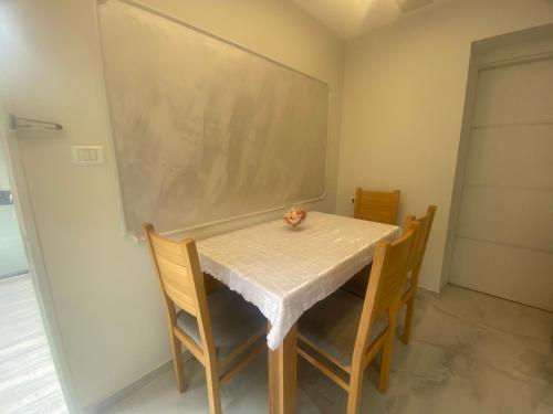 a table and chairs in a room with a chalkboard at בית נופש בוטיק - Boutique holiday home in Bayit Wegan