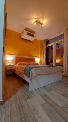 Llit o llits en una habitació de Pier 82 Apartments