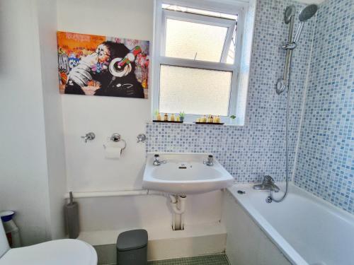 倫敦的住宿－Underwood at Shoreditch，浴室配有盥洗盆、卫生间和浴缸。