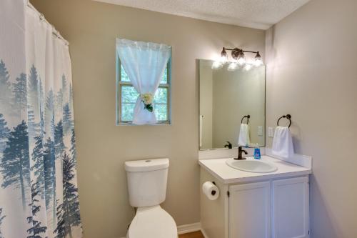 Koupelna v ubytování Seneca Vacation Rental Less Than 1 to Lake Keowee Access!