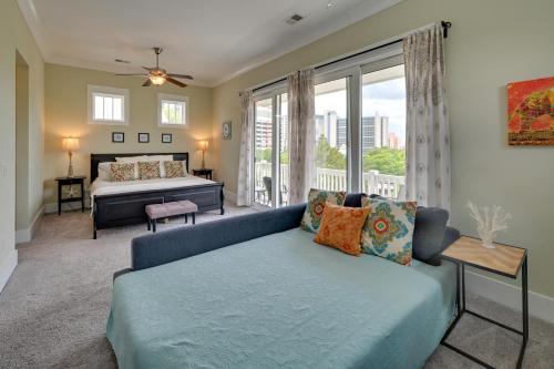 uma sala de estar com um sofá e uma cama em Breezy Myrtle Beach Getaway, 1 Block to Beach! em Myrtle Beach