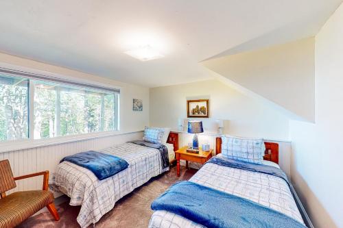 um quarto com 2 camas e uma janela em Sea Bell Retreat em Phippsburg