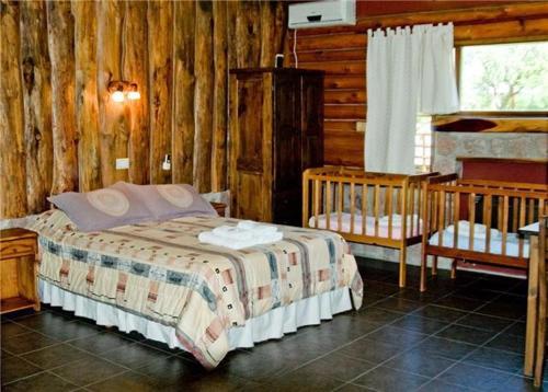 Un pat sau paturi într-o cameră la Rincón de los Troncos
