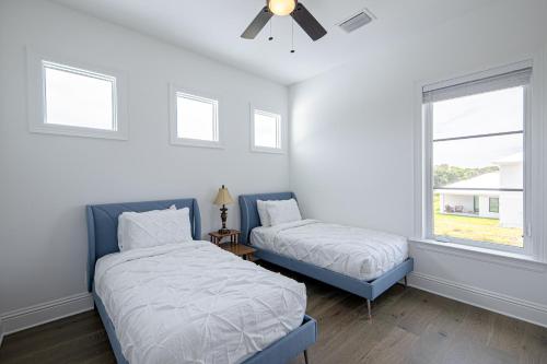 een slaapkamer met 2 bedden en een raam bij Ocean Estate in Fort Pierce