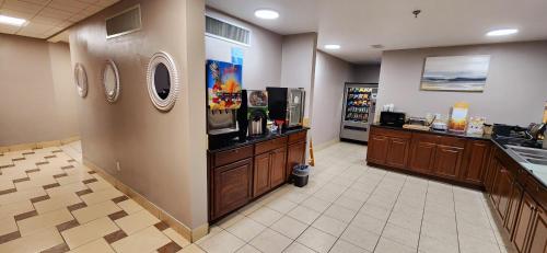 a room with a cashierasteryasteryasteryasteryasteryasteryasteryasteryasteryastery at Quality Inn Brunswick Cleveland South in Brunswick