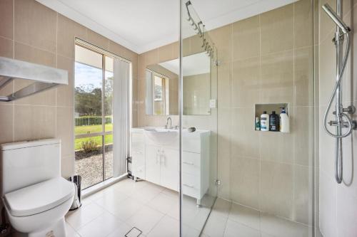 een badkamer met een douche, een toilet en een wastafel bij Relaxing Spacious 3BR Getaway Retreat in Vineyard