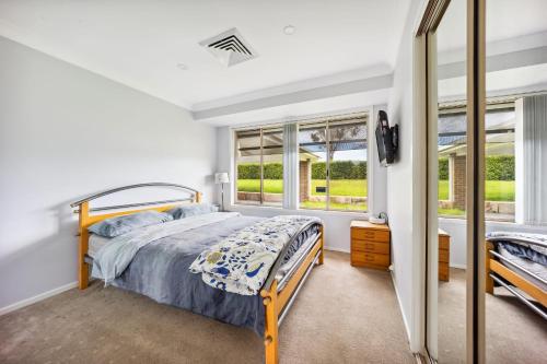 een slaapkamer met een bed en een raam bij Relaxing Spacious 3BR Getaway Retreat in Vineyard