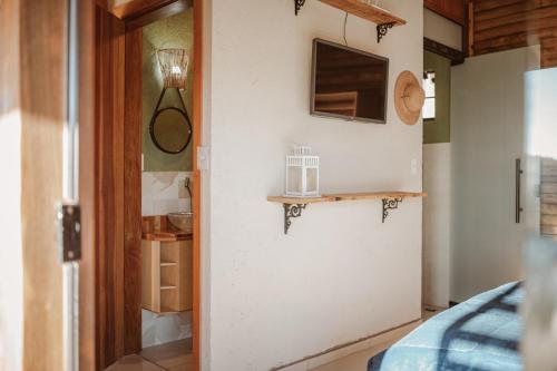 um quarto com um frigorífico e uma prateleira na parede em Chalé do Vale locação de temporada em Águas de Lindóia