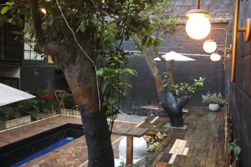 a courtyard with a table and trees and a pool at Fardo Hotel Boutique en Ibague - Zona G - Recepción Digital 24H in Ibagué