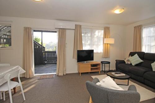 sala de estar con sofá y TV en 2 Bed Apartment in Kingsland - FREE WIFI and parking en Auckland