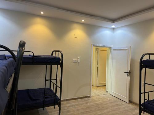 Poschodová posteľ alebo postele v izbe v ubytovaní Hakimdom Hostel