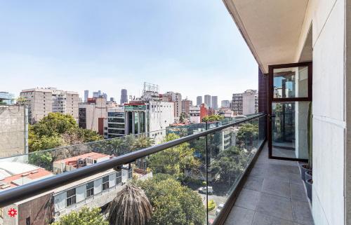 balcón con vistas a la ciudad en Casa Arquímedes by Kukun, en Ciudad de México