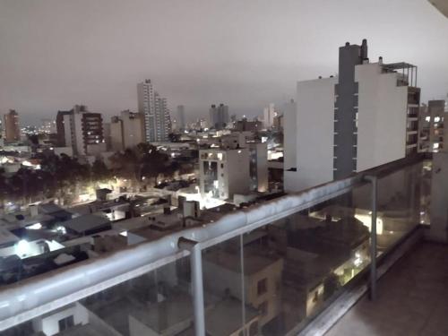 uitzicht op een stad in de nacht met gebouwen bij Departamentos modernos en Rio Cuarto Yrigoyen in Río Cuarto