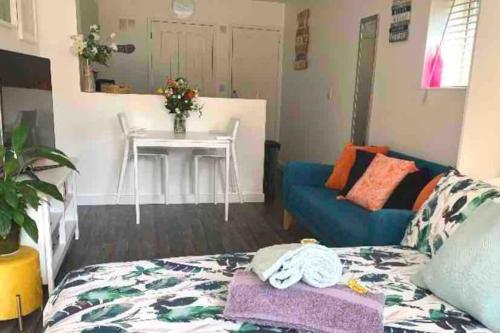 Gallery image of BOURNEMOUTH Nr TOWN BEACH TRAIN COACH SHOPS Lovely ENTIRE APARTMENT ALLOWS QUIET GOOD DOGS in Bournemouth