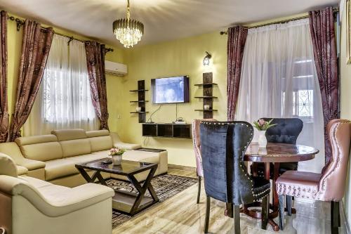 Χώρος καθιστικού στο Astonishing bedroom appartment- On the main road - Free Parking in the gate.