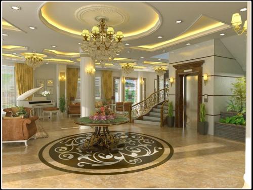 un vestíbulo con una mesa en el medio de una habitación en Golden Thai binh Hotel, en Thái Bình
