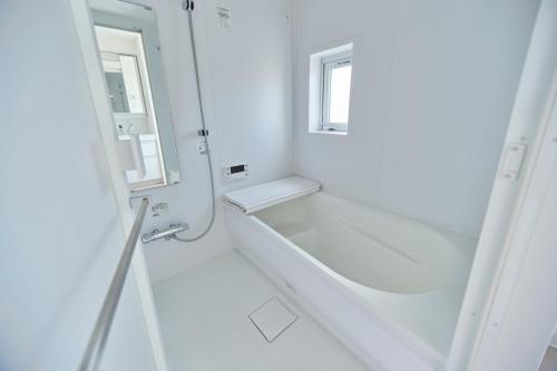 東京的住宿－TORA HOTEL Sensoji 寅ホテル 浅草寺，白色的浴室设有水槽和镜子