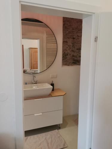 a bathroom with a sink and a mirror at Ruhe am Wald - zentral und Wörthersee in Klagenfurt