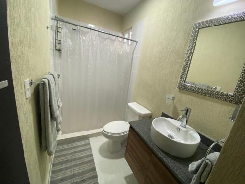 Ένα μπάνιο στο Tangerine Tulum House: Pools, Zamna, Wi-Fi, Cenote